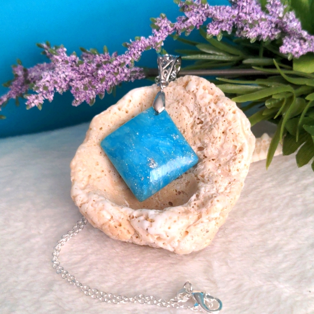Blue Diamond- Shaped Faux Stone Necklace